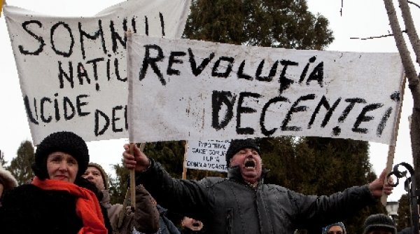 Iohannis a retras 18 titluri de ”luptător la Revoluție cu rol determinant” unor persoane cărora tot el le-a acordat distincția