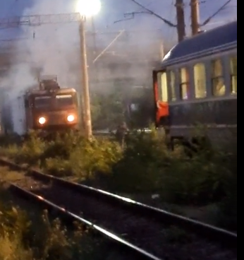 Incendiu la o locomotivă electrică, în Gara de Sud din Ploieşti / Incendul se manifestă cu flacără deschisă şi degajare mare de fum / Nu sunt victime – VIDEO