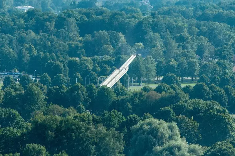 VIDEO Monumentul Victoriei Sovietice din Riga a căzut în mod spectaculos