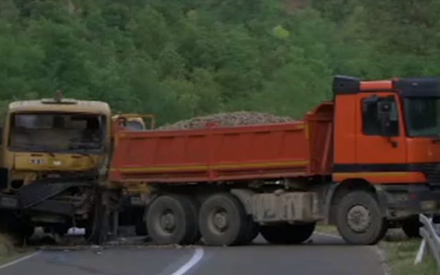 TENSIUNI în BALCANI! Sârbii din Kosovo blochează drumurile care duc la frontiera cu Serbia