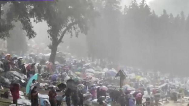 Mii de oameni, surprinși de furtună Mănăstirea Nicula