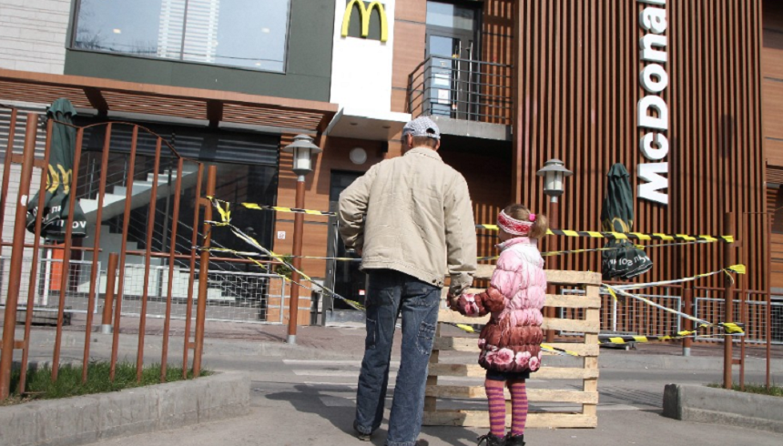 McDonald’s îşi redeschide treptat restaurantele în Ucraina