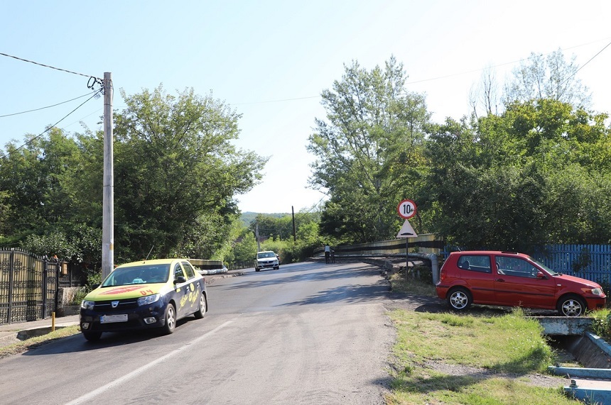 Autorităţile din Râmnicu Vâlcea propun restricţii rutiere de tonaj şi de gabarit pe un pasaj de cale ferată. Măsura, luată „pentru evitarea unei catastrofe” şi în contextul în care podul e afectat de alunecări de teren – FOTO