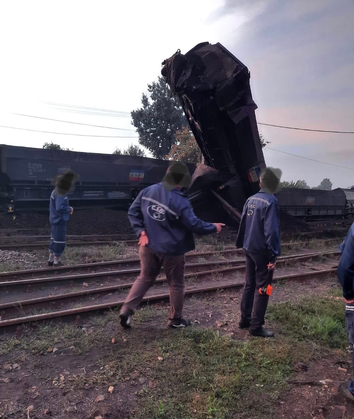 Un deputat USR acuză o tentativă de muşamalizare a unui accident de muncă la CE Oltenia / Locomotiva unui tren cu 16 vagoane, pline cu cărbune, a rămas fără frâne, iar mai multe vagoane au deraiat – FOTO