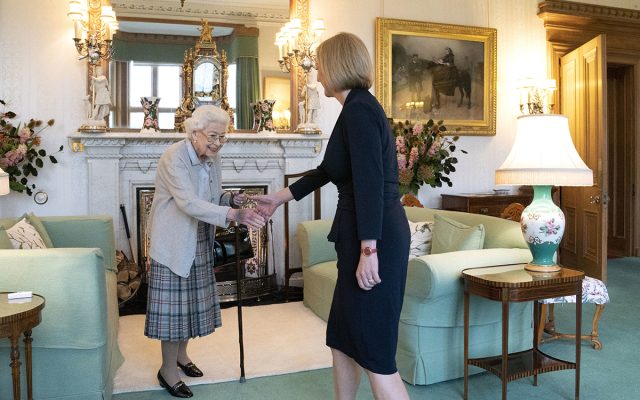 Liz Truss a devenit oficial noul prim-ministru al Regatului Unit, după întâlnirea cu regina Elisabeta a II-a la castelul Balmoral