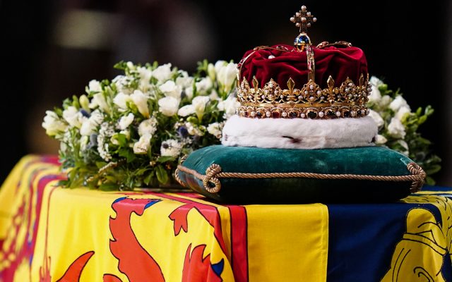 Azi au loc funeraliile Reginei Elisabeta a II-a. Şefi de stat, demnitari de rang înalt şi capete încoronate, prezenţi la ceremonia religioasă