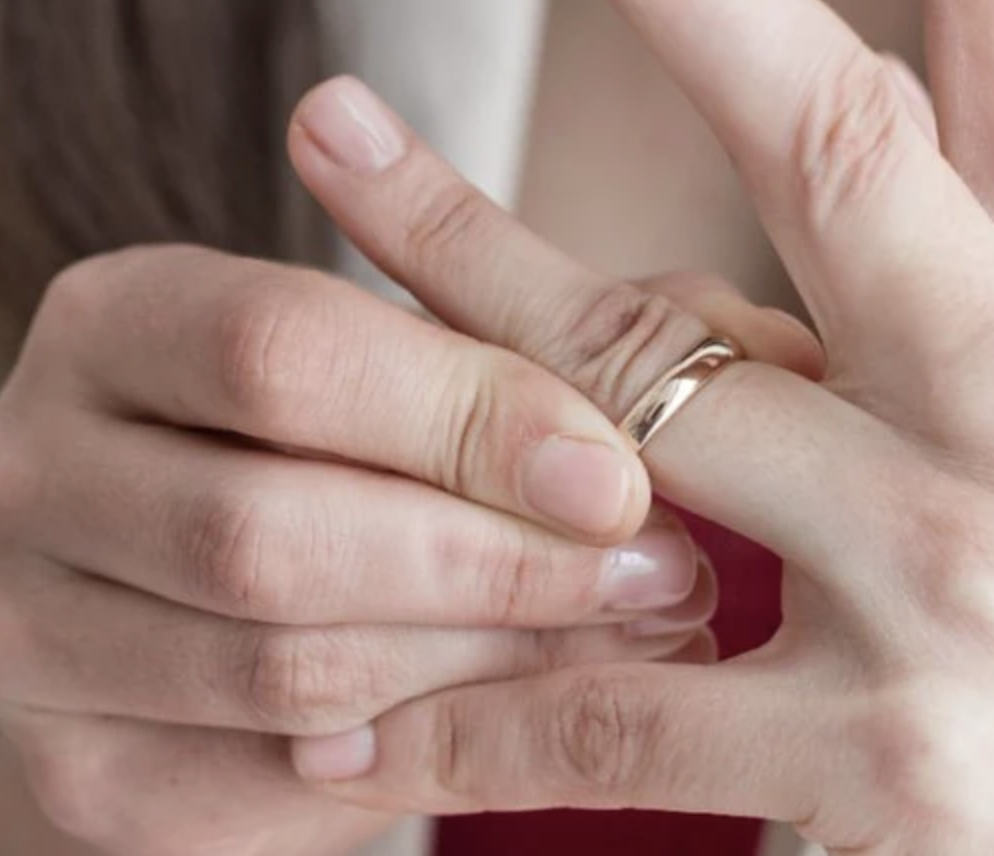 5 metode eficiente prin care poți scoate verigheta sau inelul de logodnă de pe deget dacă s-a blocat