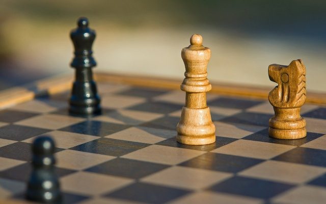 Lumea șahului, zguduită de acuzații de înșelăciune lansate de cel mai bun jucător din lume după ce a fost învins de un tânăr minune de 19 ani