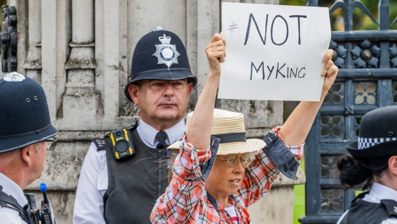 „Nu este regele meu”. Britanicii „au dreptul” să protesteze față de monarhie, transmite poliția, după ce un bărbat a fost amenințat