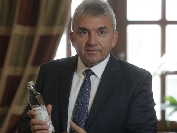 Apa românească premium Aur’a ajunge şi în Arabia Saudită, unde o sticlă de 0,75 ml se poate vinde cu 25-30 de dolari, în hoteluri şi restaurante. Peste jumătate din producţie merge la export