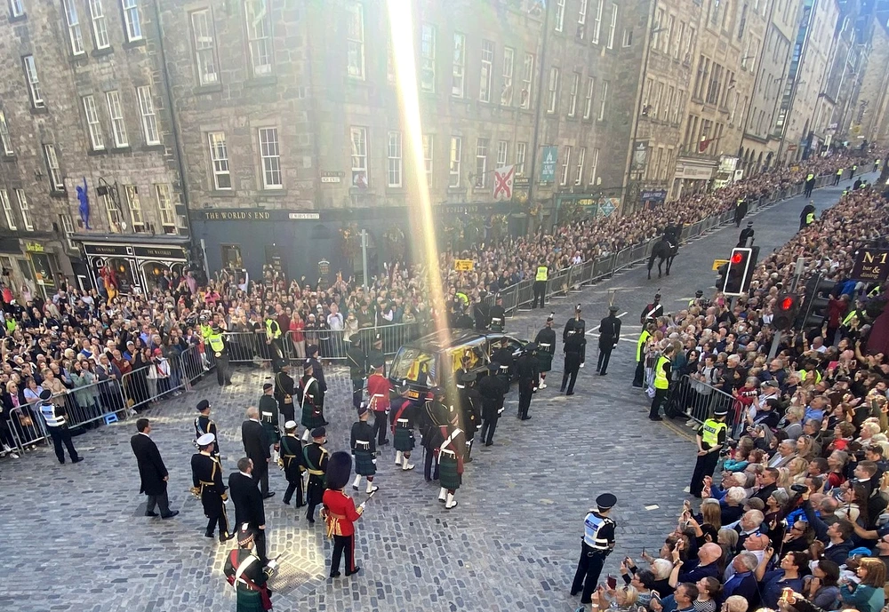O rază de soare a luminat sicriului Reginei Elisabeta, într-o procesiune în Edinburgh