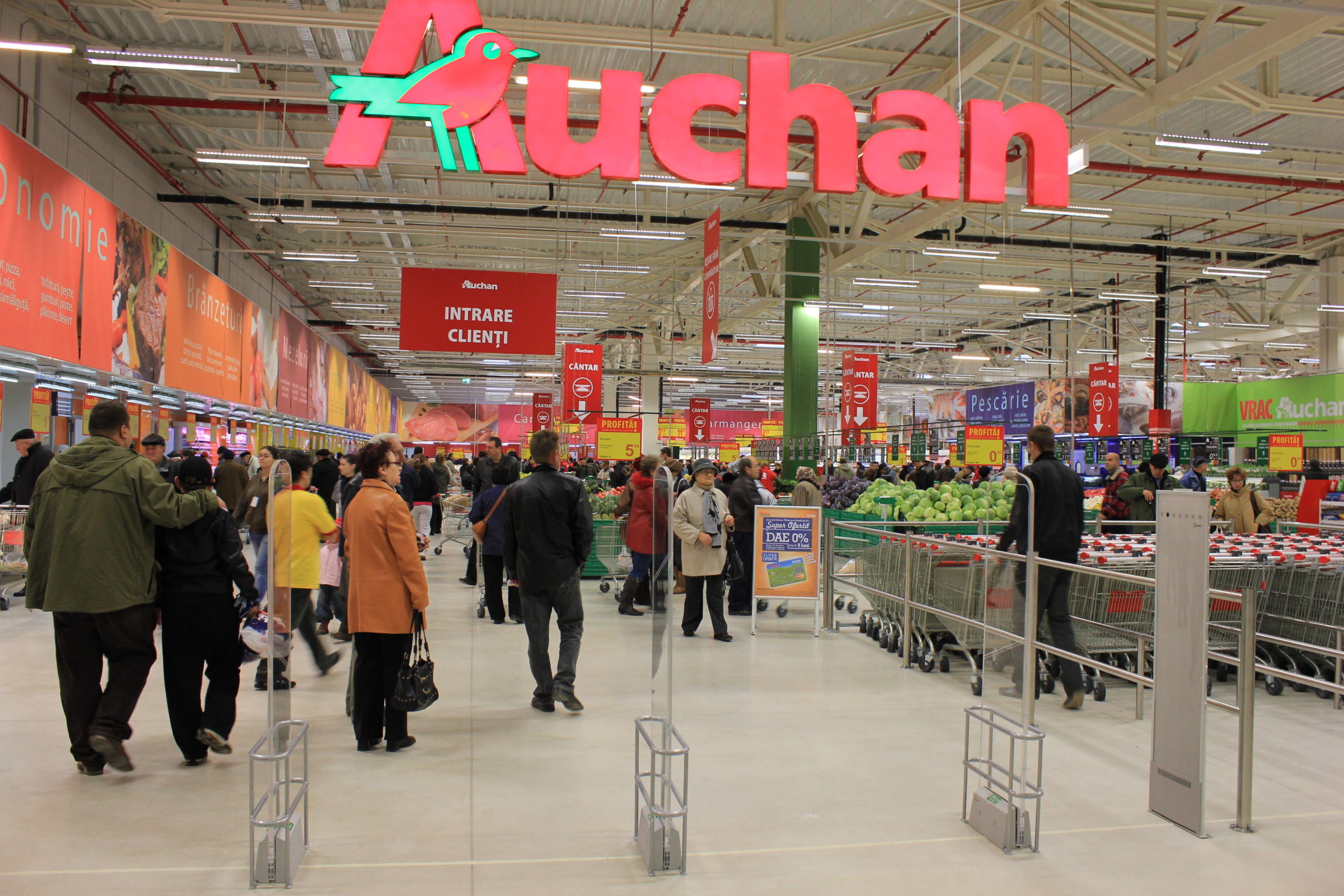 Cincizeci de magazine Auchan din toată ţara au fost amendate de ANPC cu 750.000 lei/ 14 dintre ele au fost închise temporar/Printre nereguli: fructe şi legume mucegăite, ustensile de bucătărie neigienizate, alimente expirate