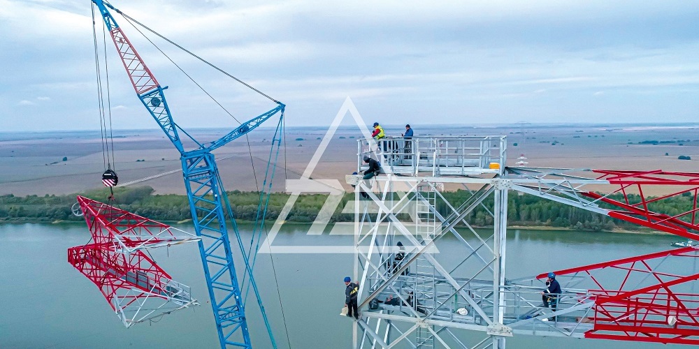 Linia electrică aeriană Cernavodă-Stâlpu, investiţie de 75 de milioane de euro – Proces tehnic unic în România, cei mai înalţi stâlpi din Reţeaua Electrică de Transport, de 150 de metri înălţime, ridicaţi cu macara de 600 de tone special adusă din Germania
