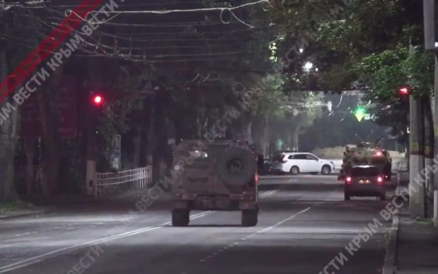 VIDEO Lupte de stradă în orașul Herson. Autoritățile pro-ruse susțin că au „eliminat” un grup armat „neidentificat”