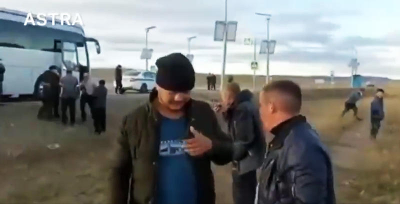 Mobilizarea în Rusia: Bărbați beți ce se iau la bătaie, preoți cu apă sfințită și suspiciuni de epurare etnică VIDEO