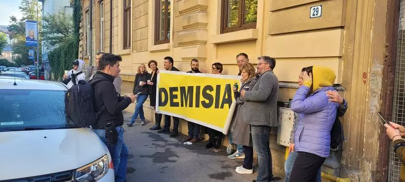 Personalități din societatea civilă, protest la Ministerul Educației. Cer demisia lui Sorin Cîmpeanu, acuzat de plagiat
