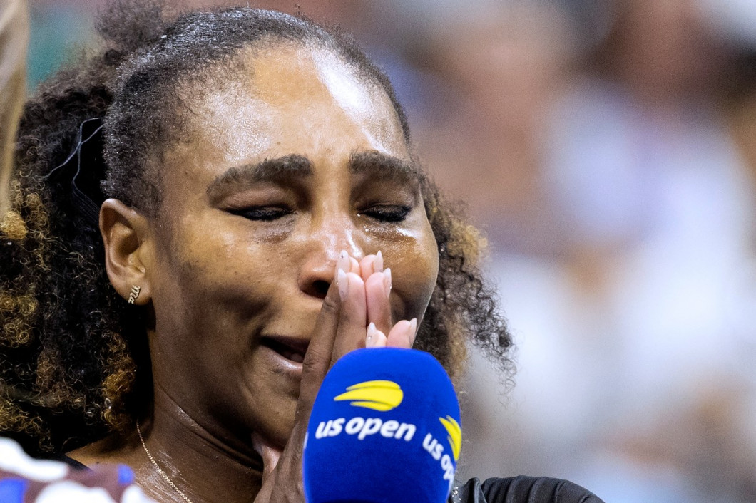 Imagini memorabile! Serena Williams nu s-a putut opri din plâns după ultimul meci al carierei. Ce a spus pe teren