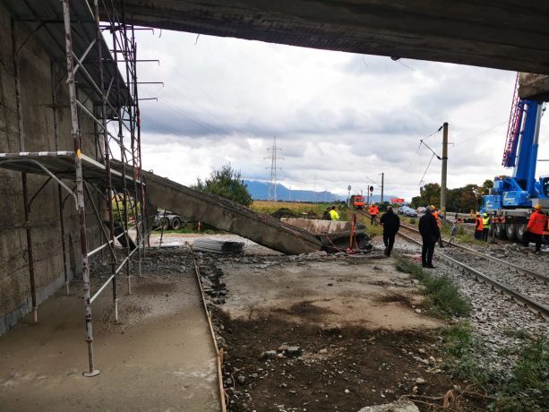 Braşov: O parte a pasajului de la Prejmer, pe DN 10, a căzut / Traficul feroviar, afectat