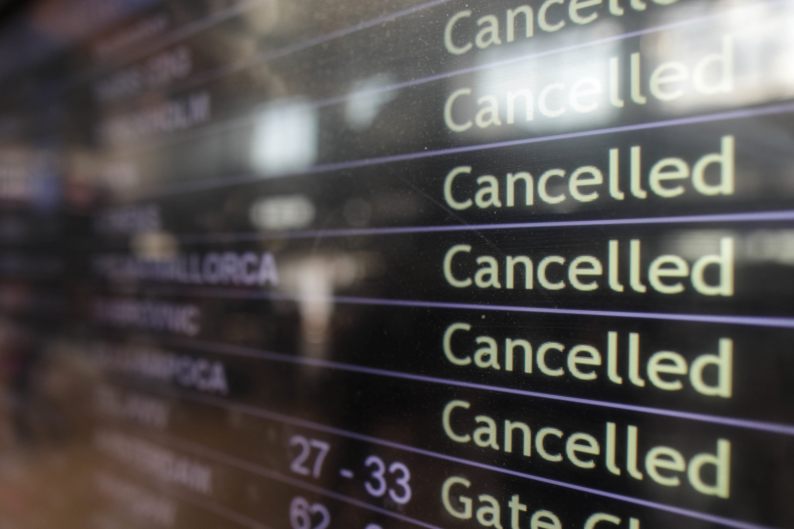 Suspendarea zborurilor Blue Air – 14 zboruri anulate pe Aeroportul Otopeni, iar pentru 7 dintre ele pasagerii realizaseră toate formalităţile şi urmau să urce în avion – FOTO