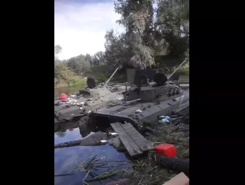 VIDEO „Contraatac” rusesc în Harkov: Mai multe blindate amfibii s-au împotmolit în timpul traversării râului Doneț
