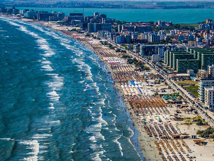 Turoperator: Turiştii veniţi pe litoral au căutat pachete cu servicii integrate, care să includă şi plajă, şi agrement/ Valoarea medie a unei vacanţe pe litoral a fost de 498 de euro, în creştere faţă de 2021/ Eforie Nord a devansat Mamaia