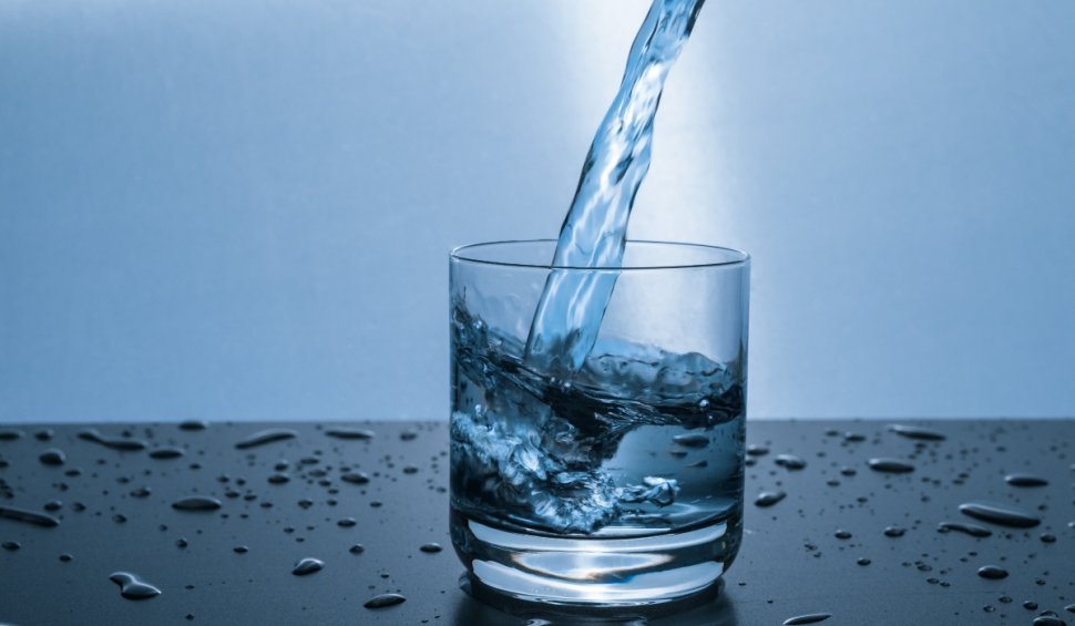 Cinci mituri despre consumul de apă, demontate de un expert în sănătate