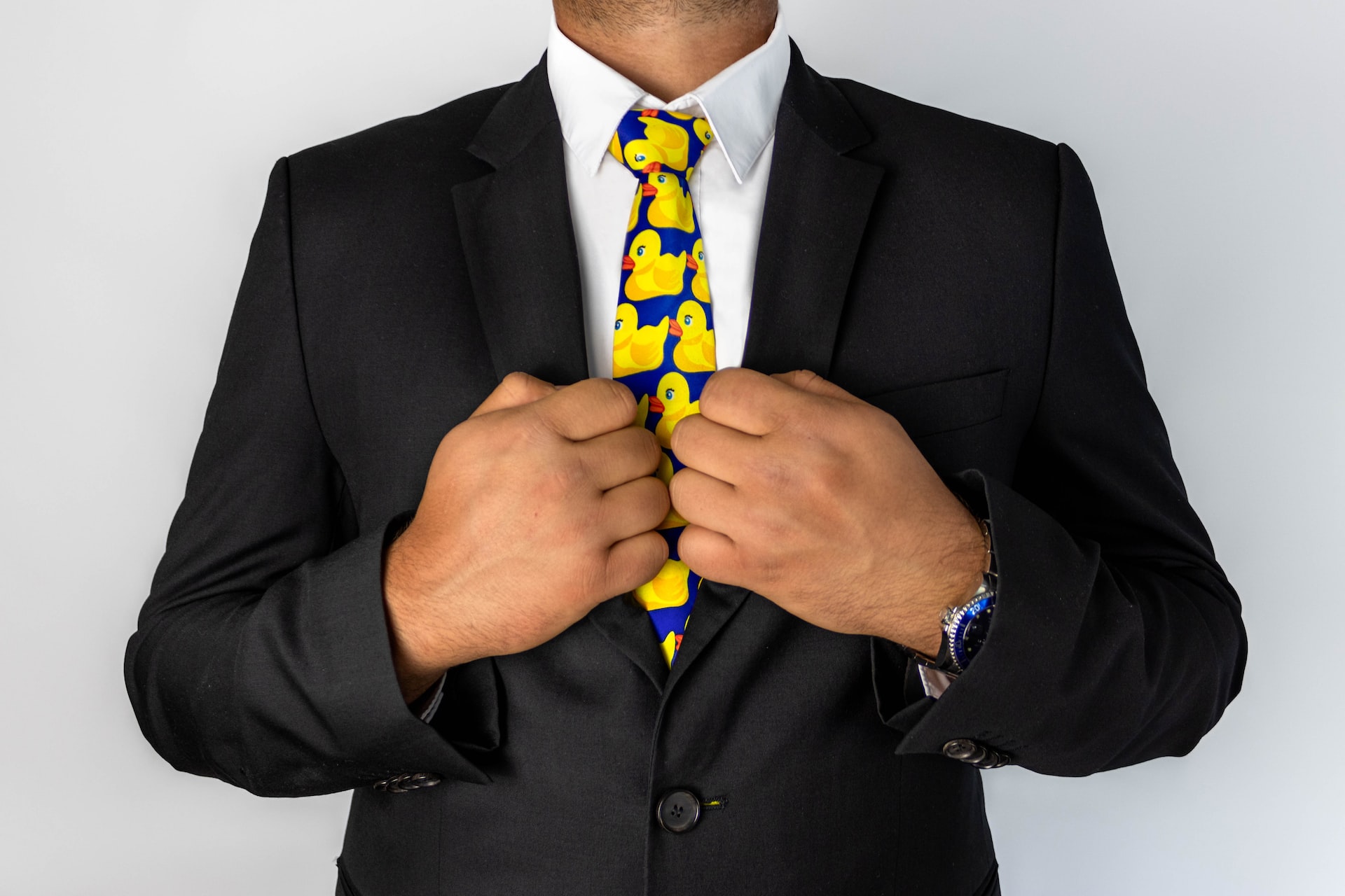 Cum alegi mereu cravata perfectă, un accesoriu indispensabil unui bărbat elegant