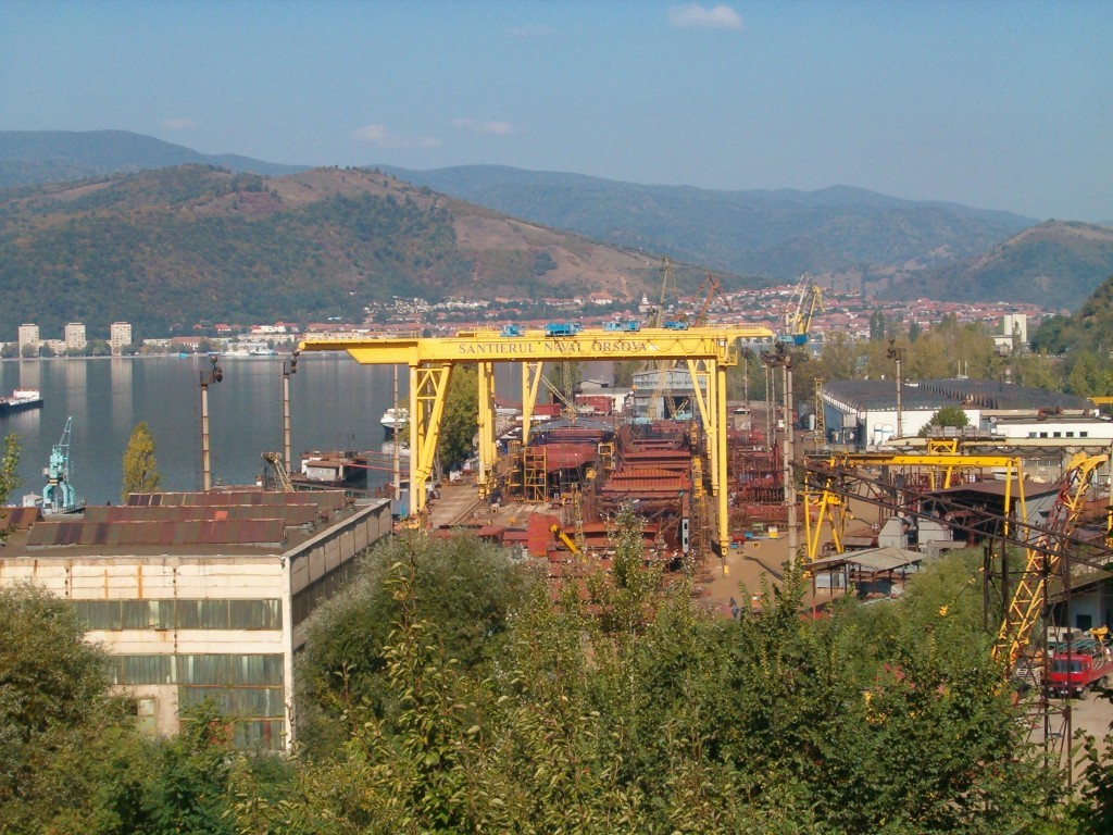 Explozia de la Şantierul Naval Orşova s-a produs la bordul unei nave în construcţie / A fost solicitată intervenţia elicopterului SMURD / Dosar penal