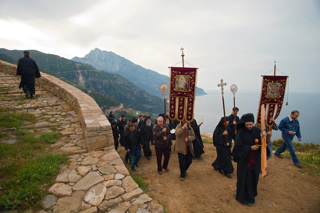 Transferuri de bani rusești suspecte către Muntele Athos. Autoritățile grecești suspectează că oligarhi ruși scot bani ocolind sancțiunile