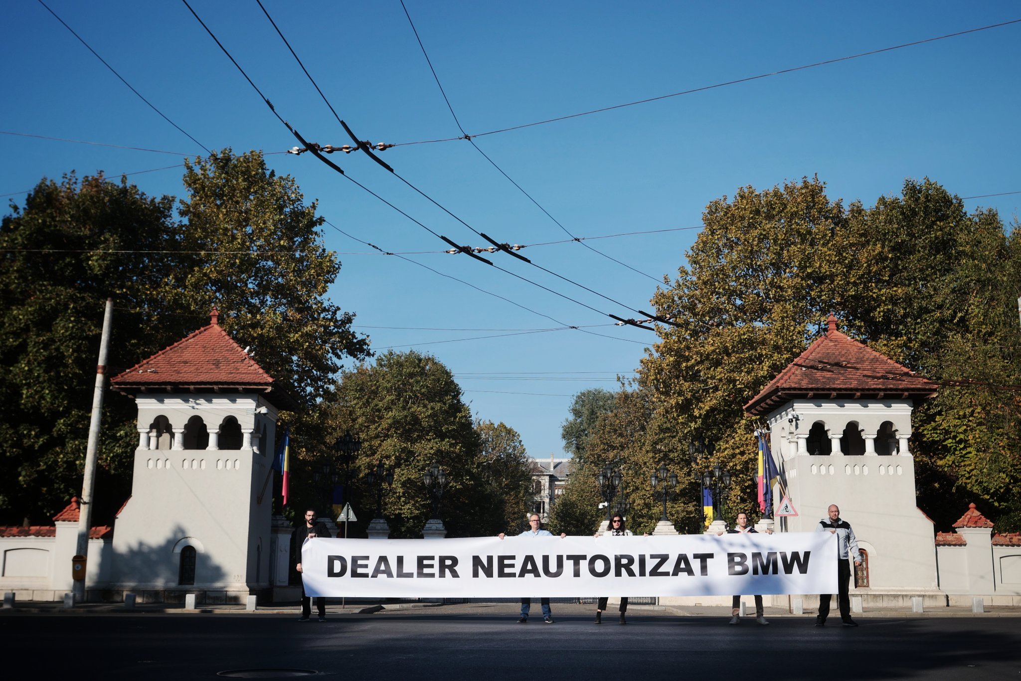 Protest USR la Palatul Cotroceni. La poarta Administrației Prezidențiale a fost arborat mesajul ”Dealer neautorizat BMW”
