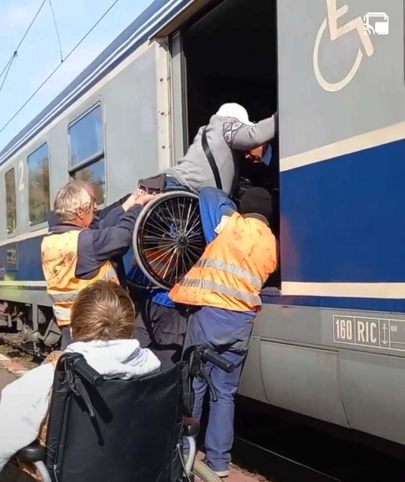 Senator: Cum arată cinismul în România – persoanele cu dizabilităţi primesc gratuit 6 călătorii cu trenul, dar nu se pot urca în el / Senatorul publică o fotografie care surprinde o persoană în scaun cu rotile, care este urcată în tren de angajaţii CFR