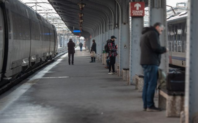 CFR Infrastructură: Un tren şi-a rupt pantograful între staţiile Bucureşti Nord-Rac Pajura