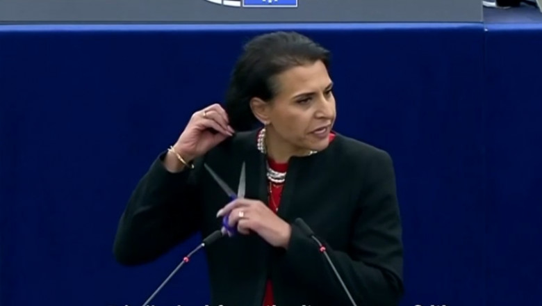 Momentul în care o europarlamentară își taie părul chiar de la tribuna Parlamentului European
