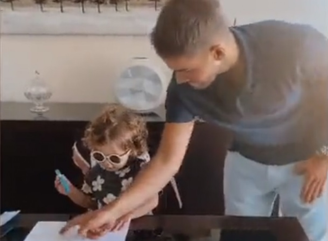 Și-a pus fetița să semneze, a filmat-o și a devenit rapid celebru. „Tatăl anului!” Ce scrie pe „contract”