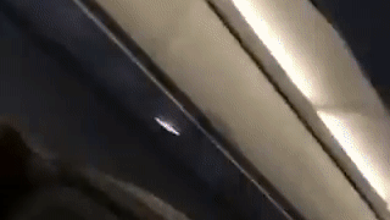 Momente de groază filmate de pasagerii unui avion care a traversat o furtună puternică. O mamă și-a luat adio de la fiica ei FOTO/VIDEO