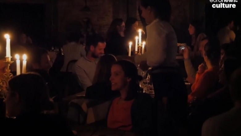 “Întoarcerea la viața de peșteră”. Clienții din Bruxelles stau deja pe întuneric la restaurant, ca să vadă ce-i așteaptă în viitor