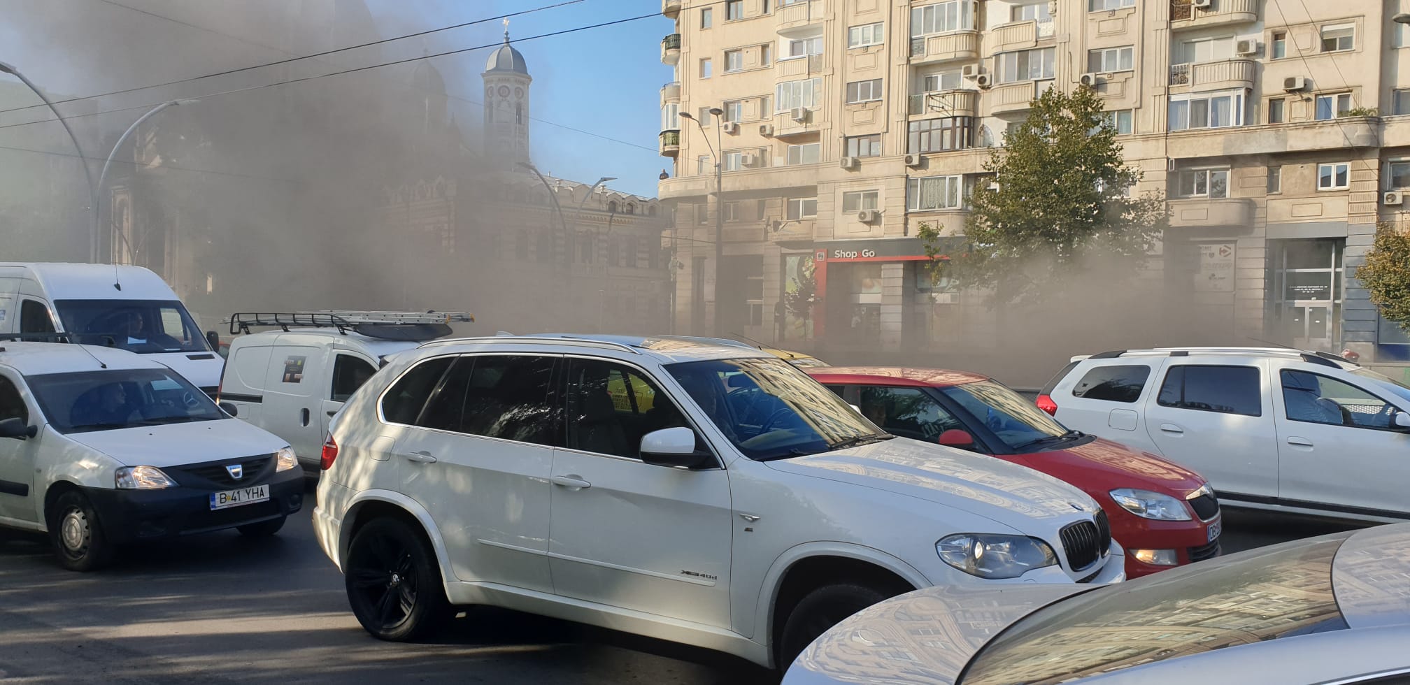 Mașină în flăcări în Pasajul Unirii din Capitală! 20 de persoane au fost evacuate de echipele de salvatori