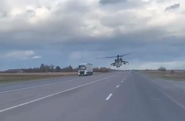 VIDEO Imagini incredibile cu un „tanc zburător” deasupra unei șosele din Ucraina