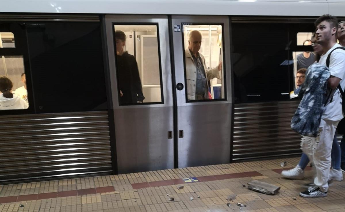 Metrorex, pericol public! Cad bucăți de tavan peste călători