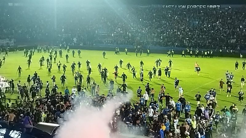 Măcel pe un stadion de fotbal! Cel puțin 127 de persoane au murit!  Poliţia a caracterizat tulburările drept „revolte”