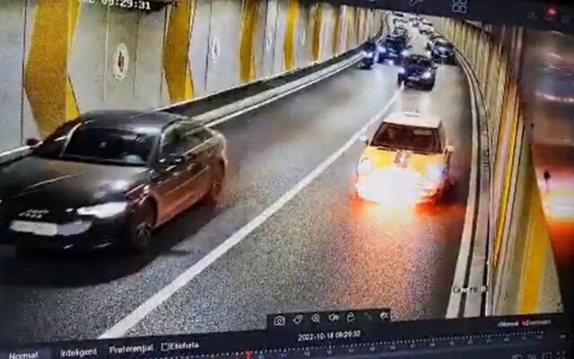 VIDEO Primele imagini cu momentul în care mașina a luat foc în Pasajul Unirii. Familia se autoevacuează rapid