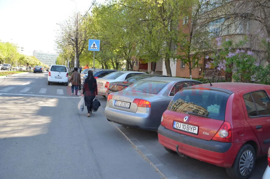 Parlamentul a decis: Poliţia Rutieră va putea ridica mașinile parcate neregulamentar pe trotuar
