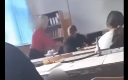 Scandal într-o școală din Mediaș: O elevă și directoarea instituției se îmbrâncesc reciproc în timpul cursului VIDEO