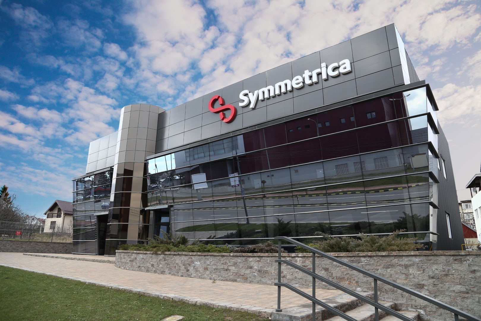 Symmetrica cumpără fabrica Somaco Holding din Doaga, Vrancea, şi anunţă investiţii de 10 milioane de euro până la finalul lui 2023 pentru modernizarea şi dezvoltarea noii unităţi de producţie