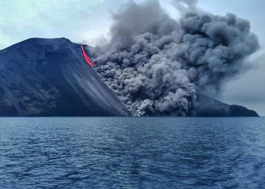 Imagini spectaculoase – A erupt Vulcanul Stromboli, din Italia: autoritățile sunt în alertă VIDEO