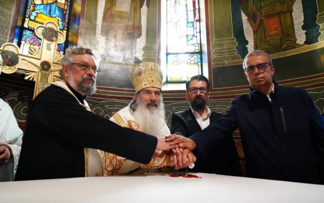 ÎPS Teodosie, primarul PNL al Constanței Vergil Chițac și fostul primar PSD Decebal Făgădău, cu mâinile împreunate la sfințirea unei biserici