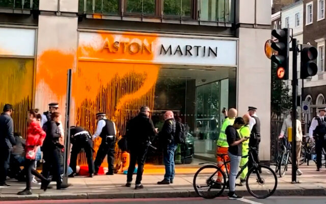 Protestatarii Just Stop Oil au stropit cu vopsea portocalie showroom-ul Aston Martin din Londra