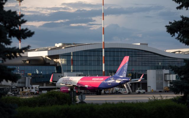 Directorul Wizz Air: Criza de personal a ţinut la sol, în medie, o cursă din 15