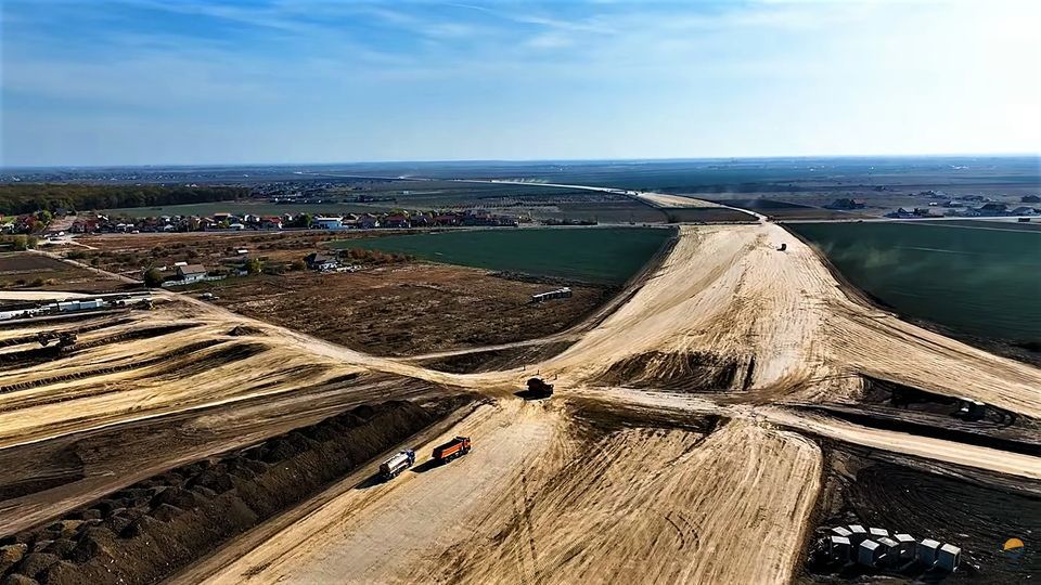 Filmare de pe întreg lotul 4 al Autostrăzii A7 Buzău-Focşani / ONG: Minunea cocoşată de la Focşani prinde formă – VIDEO