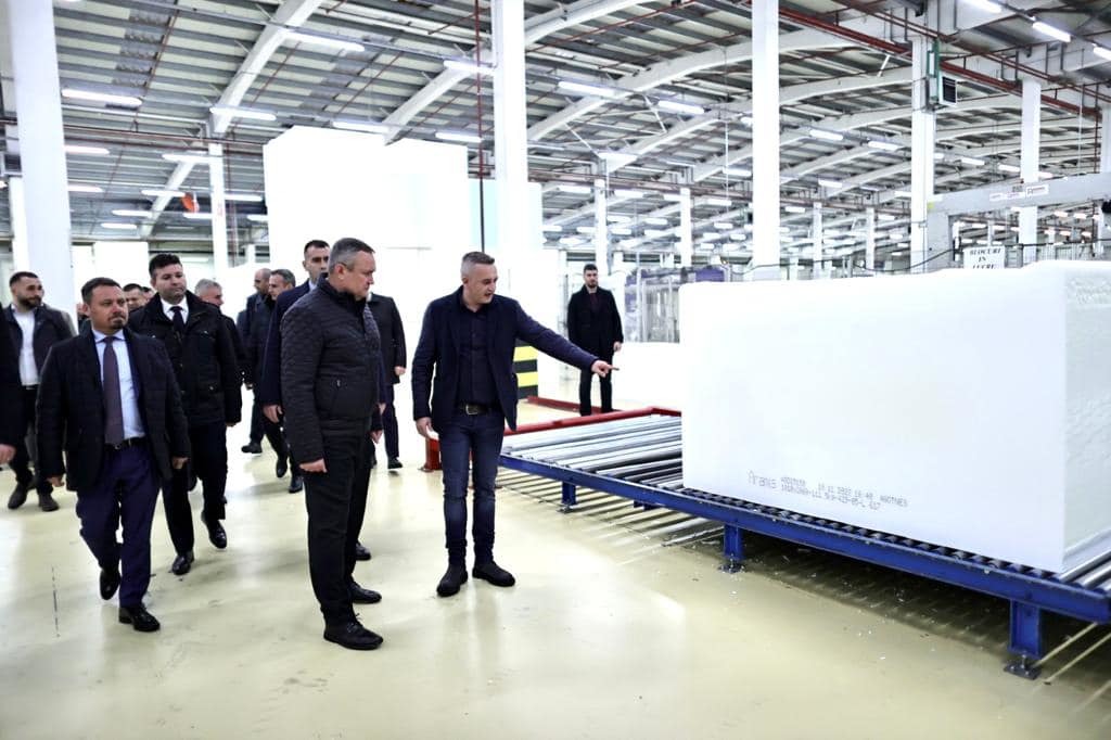 Premierul Nicolae Ciucă a vizitat o fabrică de mobilă din Maramureş: Este un exemplu de succes care se dezvoltă îmbinând creativitatea investitorilor cu soluţiile guvernamentale de susţinere